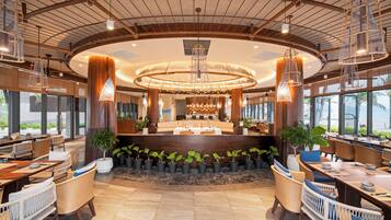 3 restaurants; ze serveren er ontbijt, lunch en diner