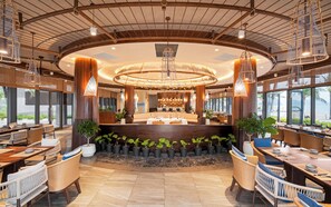 3 restaurants; breakfast, lunch and dinner served  - Wyndham Garden Sonasea Van Don (Van Don)