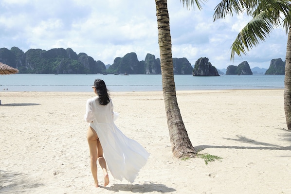 Private beach nearby, sun-loungers, beach umbrellas, beach towels - Wyndham Garden Sonasea Van Don (Van Don)
