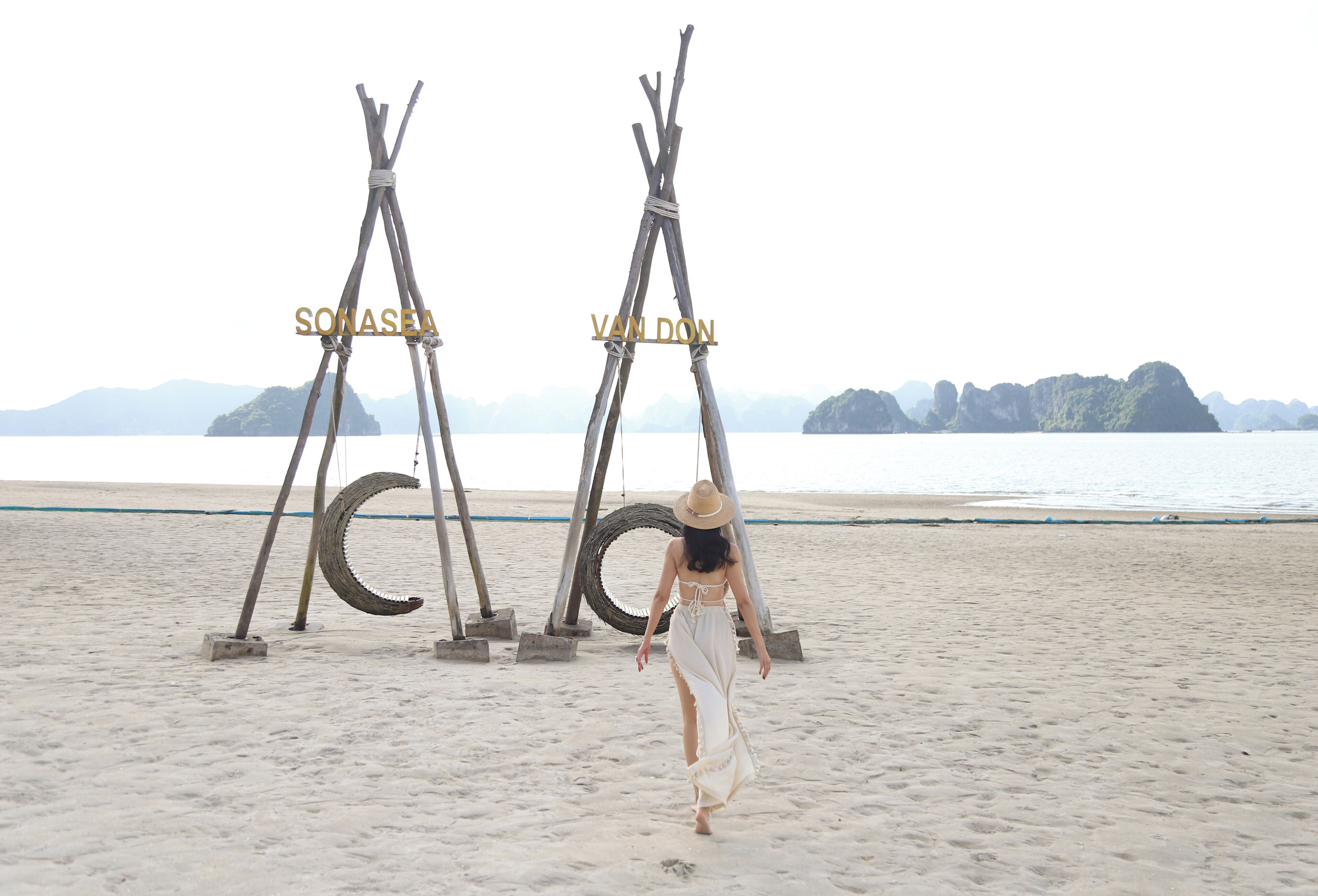 Een strand met twee houten constructies, gelabeld 'SONASEA' en 'VAN DON'.