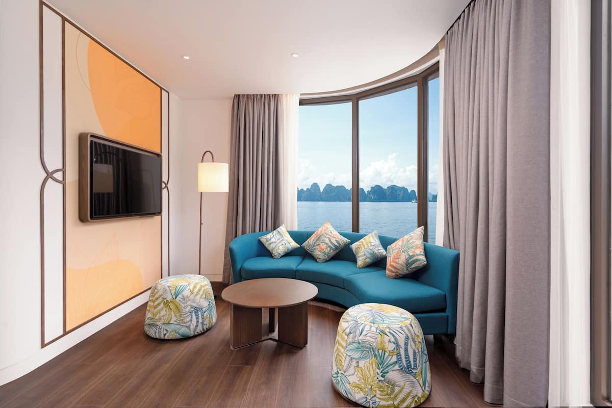Familie suite, uitzicht op zee | Woonruimte | Een 50-inch ledtelevisie met kabelzenders en een open haard