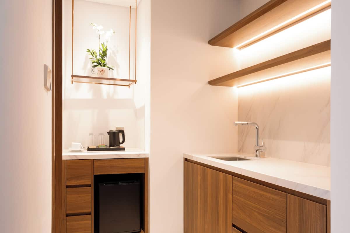 Allergitestade sängkläder, minibar och värdeförvaringsskåp på rummet