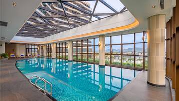 Una piscina techada, 2 piscinas al aire libre, sombrillas