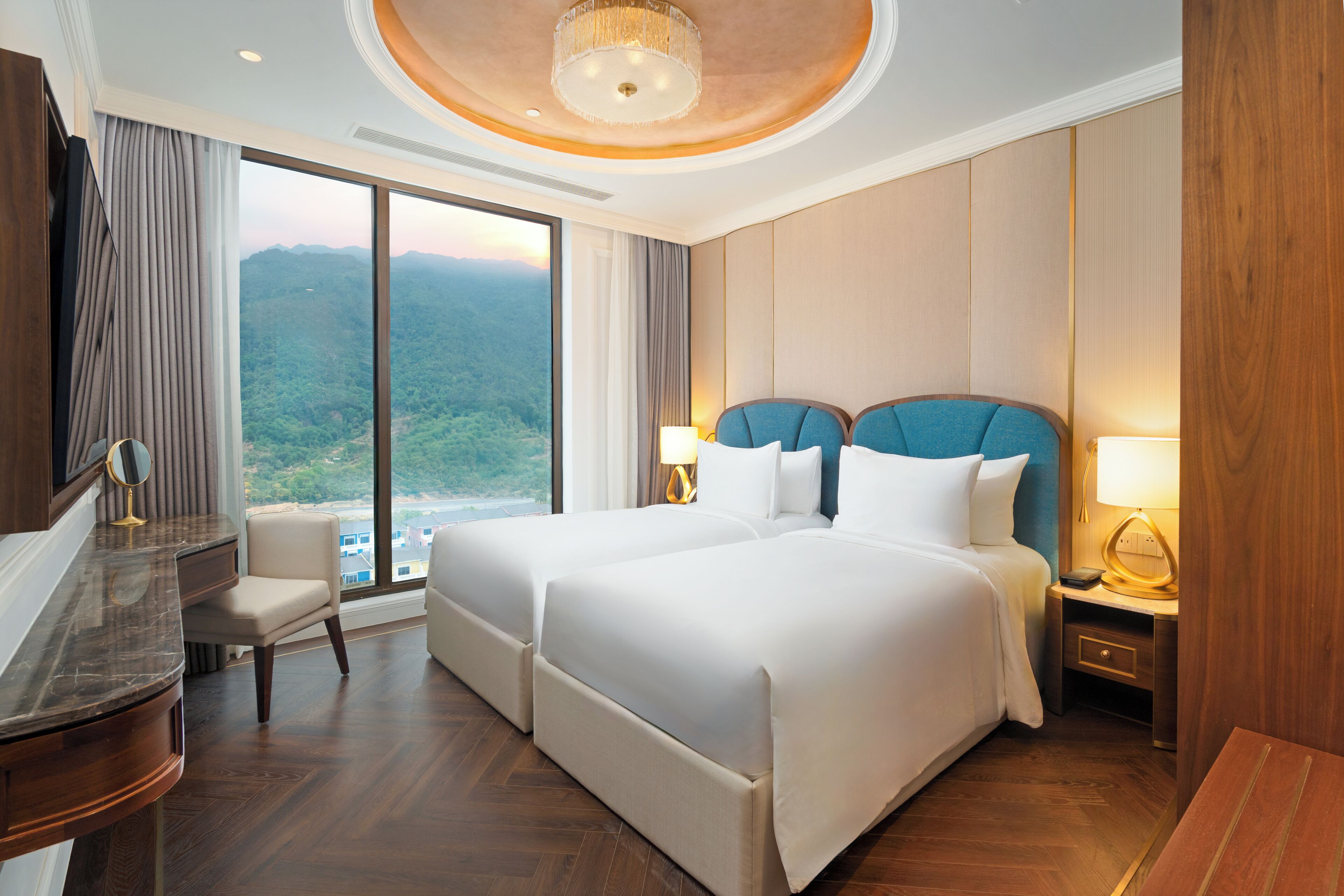 Presidential Suite | Hypo-allergenic bedding, minibar, in-room safe, desk