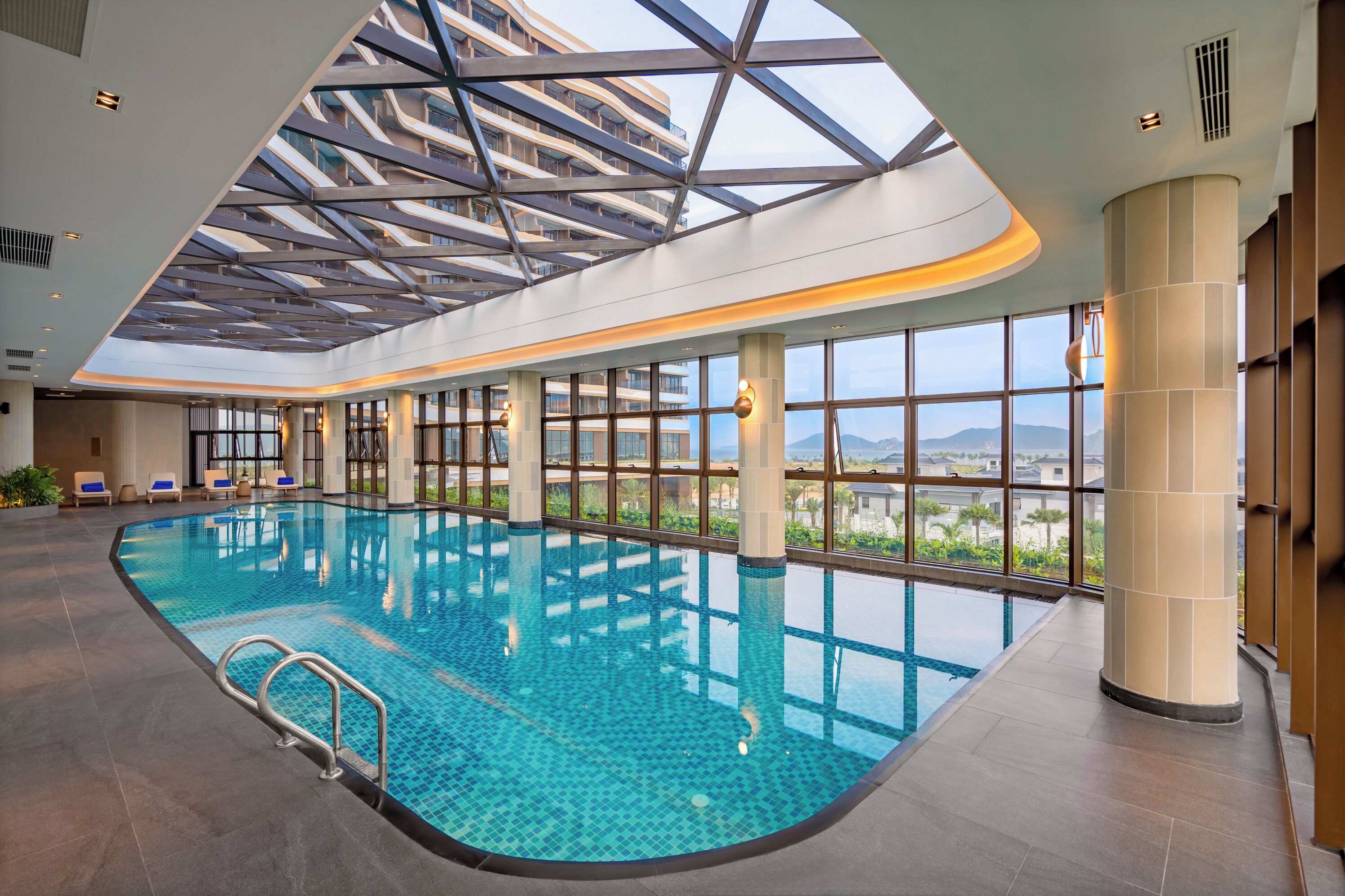 من حمّامات السباحة المغطاة، 2 من حمّامات السباحة الخارجية