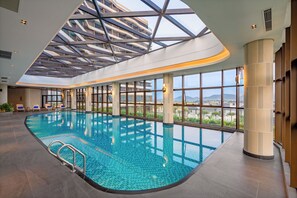 Kolam renang tertutup, 2 kolam renang terbuka, payung kolam