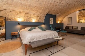 1 chambre, bureau, fer et planche à repasser, lit parapluie