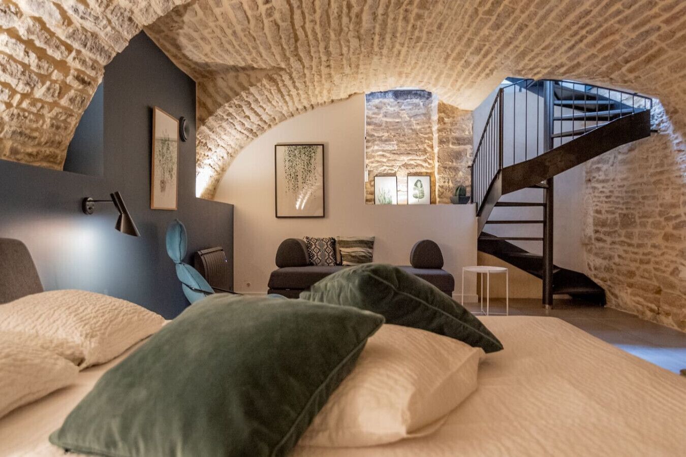 1 chambre, bureau, fer et planche à repasser, lit parapluie