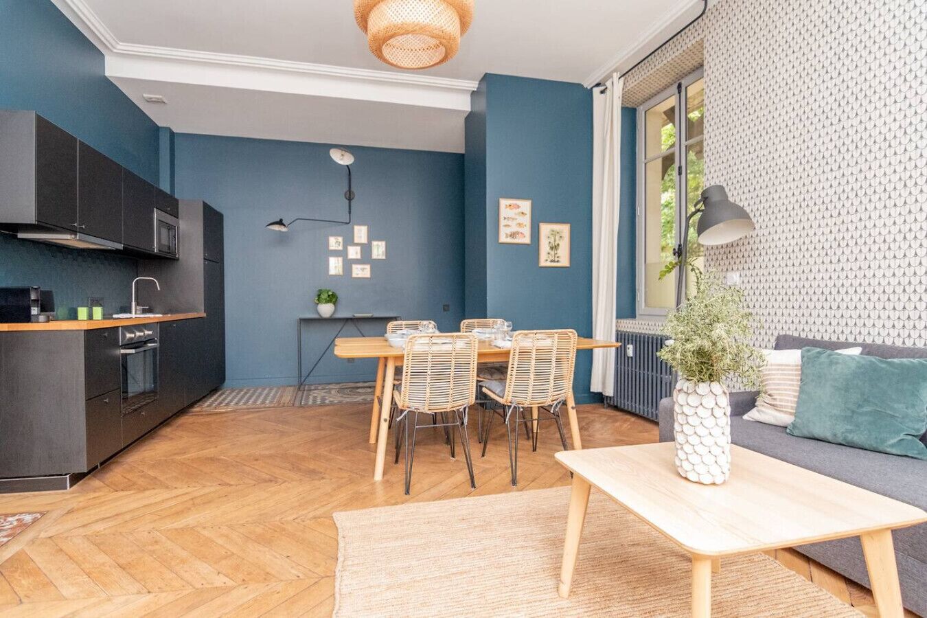 Een knus woongedeelte met een keuken, eethoek en zithoek.