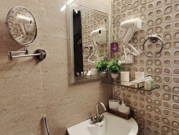 Secadora de cabello, bidet, toallas, jabón 