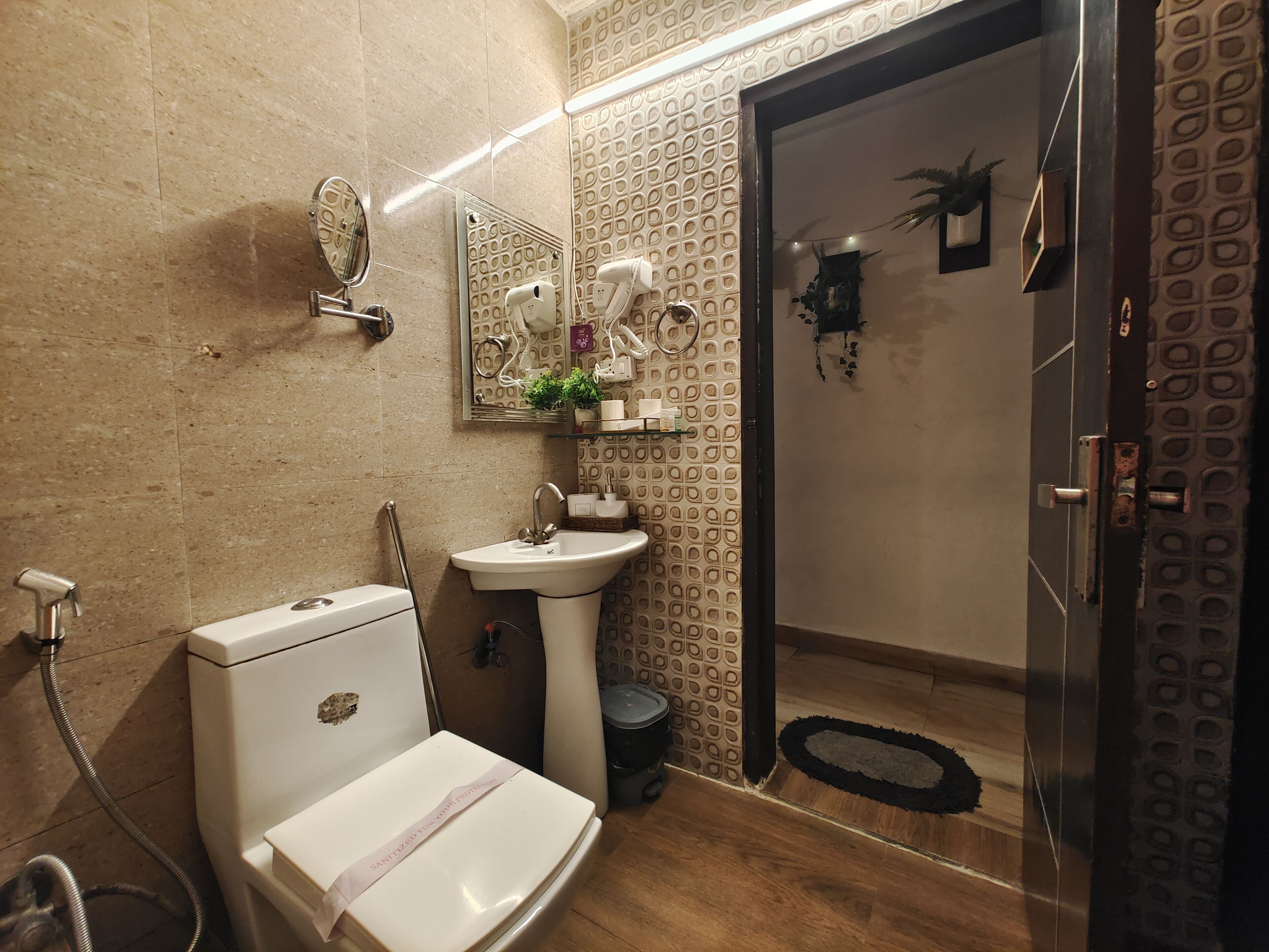 Secador de pelo, bidé, toallas y jabón