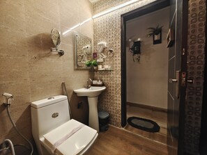 Haartrockner, Bidet, Handtücher, Seife