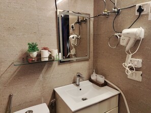 Secadora de cabello, bidet, toallas, jabón 