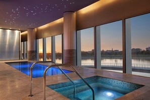 Hồ bơi trong nhà, mở cửa từ 8:00 đến 22:00, ghế dài tắm nắng 