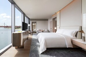 Grand Room, 1 King Bed, Non Smoking | 1 bedroom, Frette Italian sheets, premium bedding, minibar