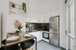 Fridge, microwave, stovetop, coffee/tea maker - Chic apart terrace garden parking (Asnières-sur-Seine)