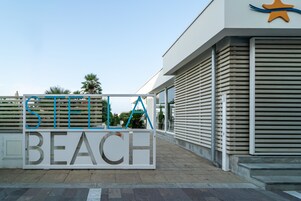 2 restaurants, breakfast served