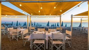 2 restaurants; breakfast, lunch, and dinner served