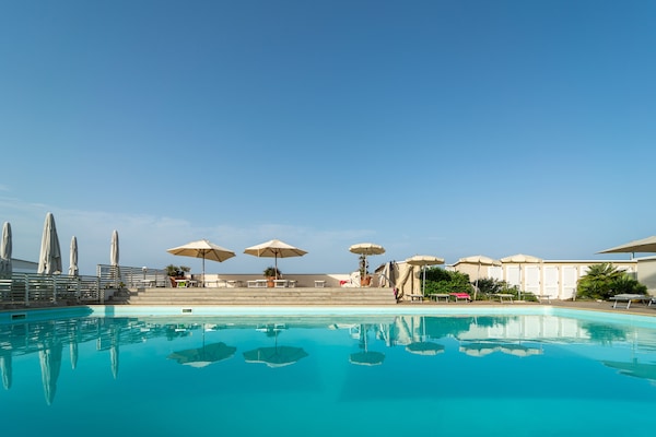 시즌별로 운영되는 야외 수영장, 09:00 ~ 19:00 오픈, 수영장 파라솔, 일광욕 의자