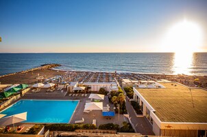 Playa privada cerca, tumbonas, sombrillas y bar en la playa