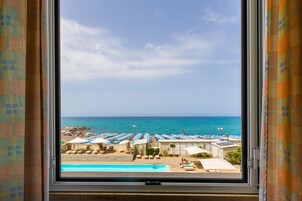 Standard Quadruple Room | In-room safe, bed sheets