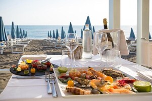 2 restaurants, breakfast served