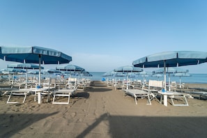 หาดส่วนตัวที่อยู่ใกล้ๆ, เก้าอี้อาบแดด, ร่มชายหาด, บาร์ริมหาด