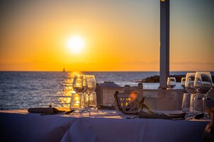 2 restaurants, breakfast served