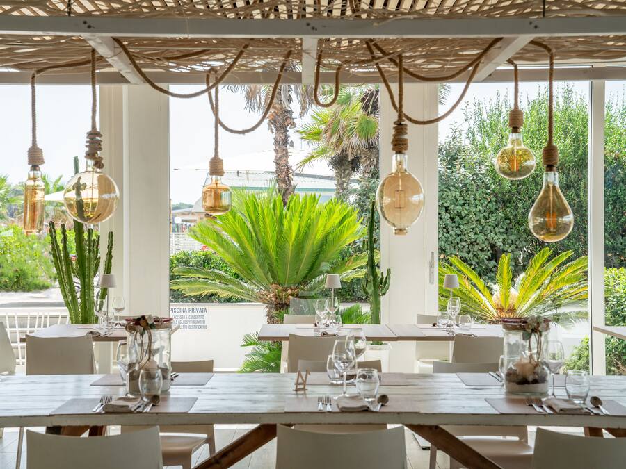 2 restaurants, breakfast served