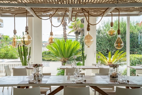 2 ristoranti; aperti a colazione, a pranzo e a cena. Hotel Stella Marina