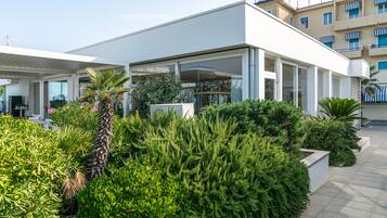 2 restaurants, breakfast served