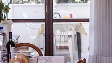 Apartment, 2 Bedrooms, Balcony, Garden View | Dining