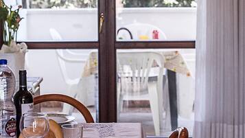 Apartment, 2 Schlafzimmer, Balkon, Gartenblick | Speisen