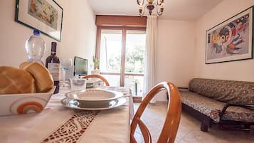 Apartment, 2 Bedrooms, Balcony, Garden View | Tempat makan