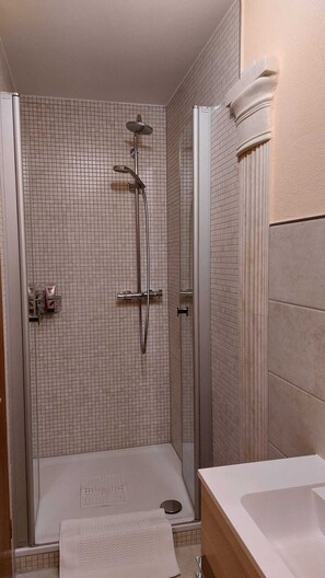 Dusche, Haartrockner, Handtücher, Seife