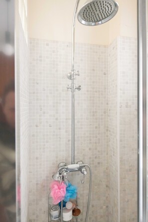 Shower, hair dryer, towels, soap - Petit Bijoux Parisien - 11e (Paris)
