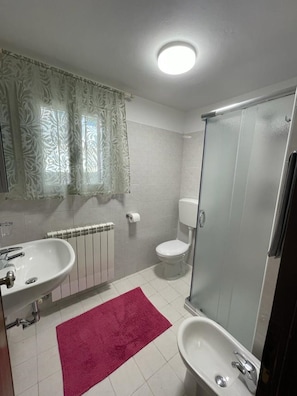 Apartment, 3 Schlafzimmer, Terrasse | Badezimmer