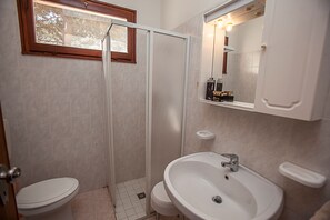 Apartamento, 2 quartos, varanda, vista para o jardim | Comodidades do banheiro