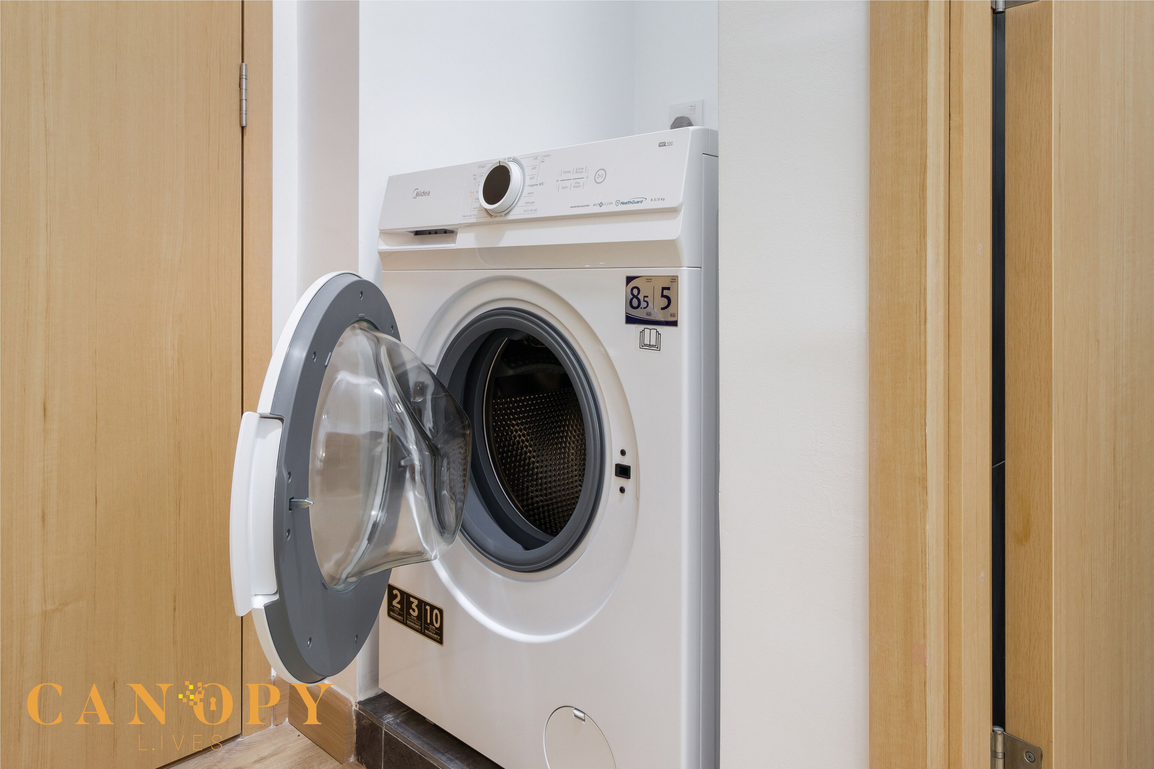 Een voorlader wasmachine met een transparante deur, een digitaal display en een bedieningspaneel.