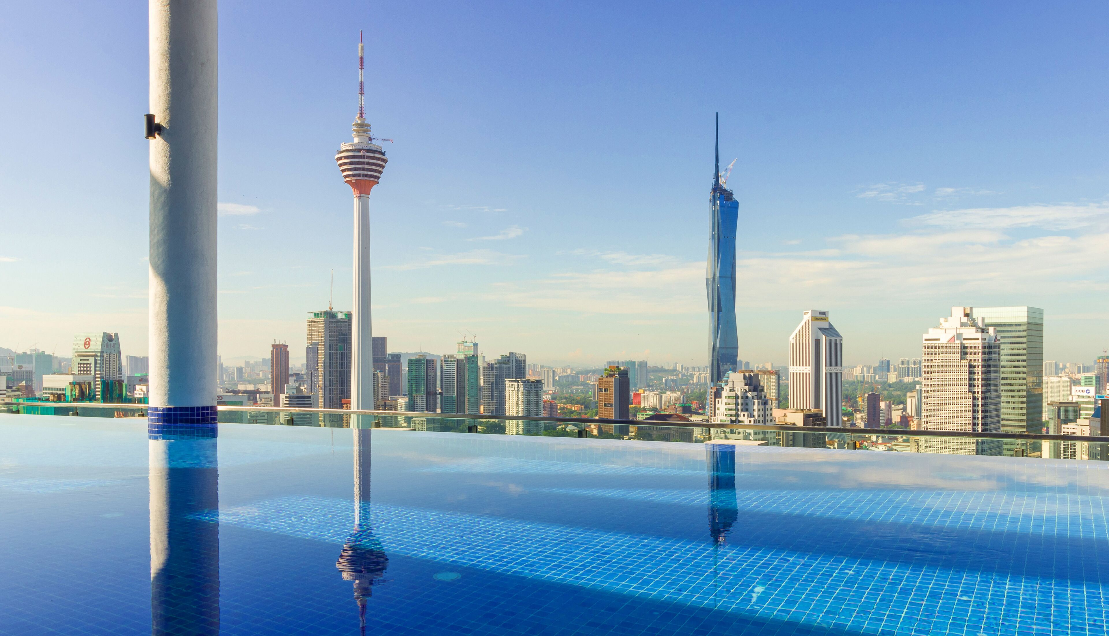 สระว่ายน้ำกลางแจ้ง