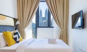 Escritorio, tabla de planchar con plancha, wifi gratis y ropa de cama