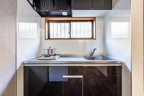 Design House | Private kitchen | Full-sized fridge, microwave, stovetop, electric kettle - Fleur Sanno (Osaka)