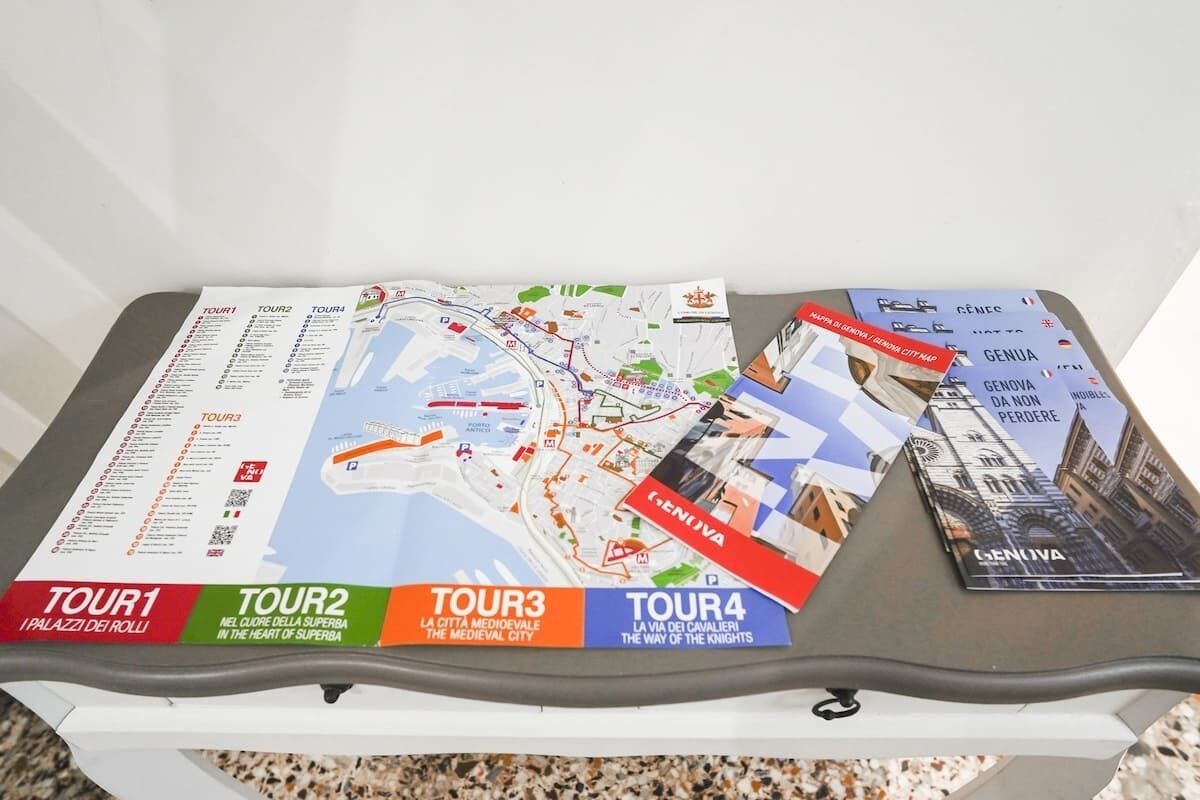 Een tafel met een kaart en informatie over stadsrondleidingen.