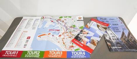 Een tafel met een kaart en informatie over stadsrondleidingen.
