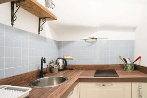 Kylskåp, spishäll, diskmaskin och kaffe- och tebryggare