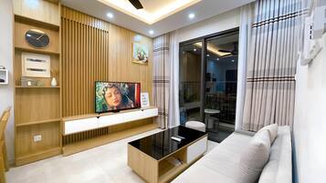 Căn hộ dành cho gia đình, 1 phòng ngủ | Khu phòng khách | TV màn hình phẳng 55-inch có truyền hình vệ tinh