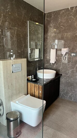Quarto superior | Banheiro | Secador de cabelo, chinelos