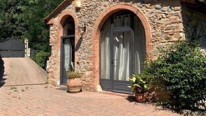 A stone building with a tiled entrance and a chimney. - Rustikale Villa mit Privat Pool in Buti, Toscana. Haustierfreundlich (Buti)