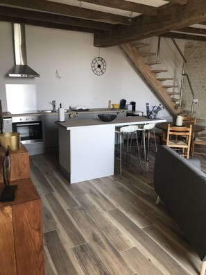 Kjøleskap, mikrobølgeovn, ovn og kokeplater