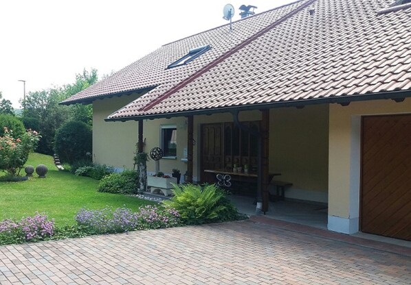 Front of property - Renates Ferienhaus (Riedenburg)